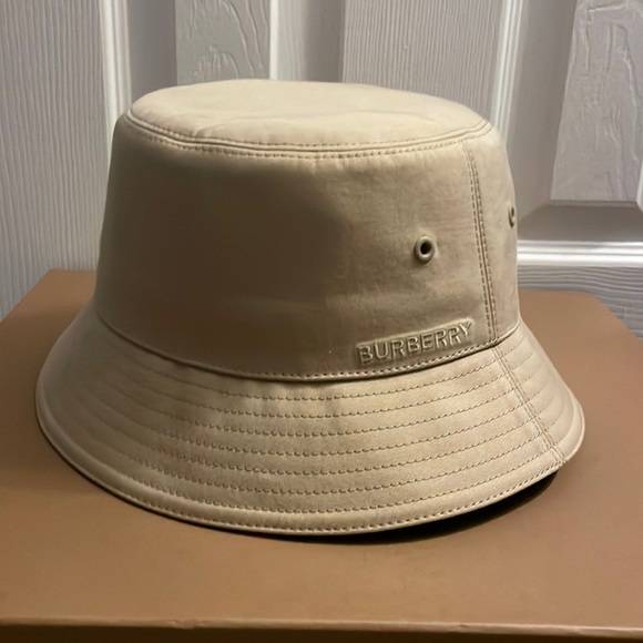 Burberry bucket hat - Picture 1 of 3